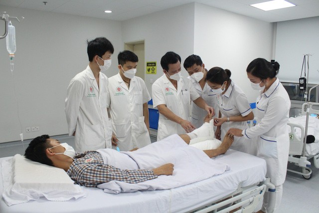 TS Nguyễn Viết Ngọc thăm khám cho bệnh nhân sau khi phẫu thuật. Ảnh: BV.