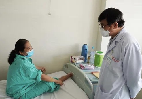 Bệnh nhân M.T.S.N.(37 tuổi, ngụ tỉnh Trà Vinh) hồi phục sau khi đã được giải cứu thành công khỏi khối u khổng lồ. Ảnh: BV.