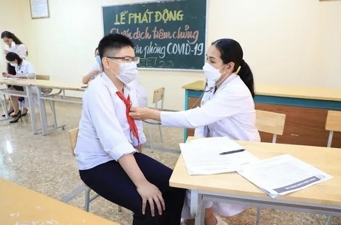 Học sinh được khám sàng lọc trước tiêm. Ảnh: CDC Quảng Ninh.
