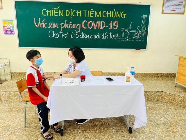 Quảng Ninh là địa phương đầu tiên trong cả nước triển khai tiêm vắc xin Covid-19 cho trẻ lớp 6. Ảnh: VGP.