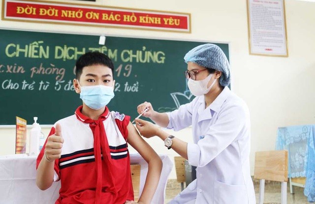 Tiêm vắc xin Covid-19 cho trẻ tại Trường THCS Trần Quốc Toản (TP Hạ Long, Quảng Ninh). Ảnh: VGP.