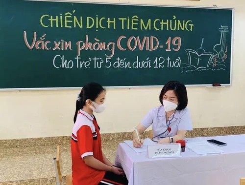 Cán bộ y tế tư vấn cho học sinh và phụ huynh đầy đủ trước khi tiêm. Ảnh: CDC Quảng Ninh.