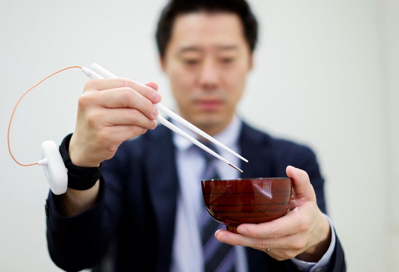 Các nhà nghiên cứu Nhật Bản đã phát triển loại đũa điện tử làm tăng vị mặn. Ảnh: Reuters.