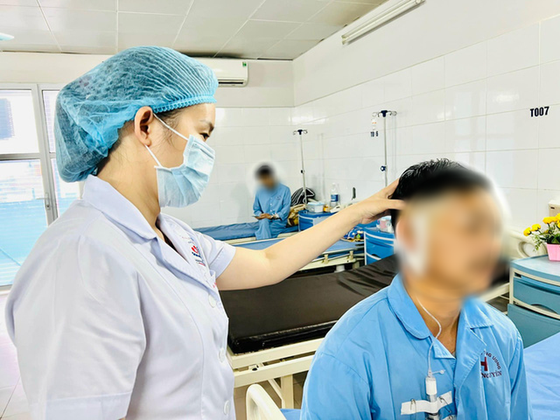 Ths.Bs Nguyễn Thị Phương Thúy, Khoa Tai - Mũi - Họng thăm khám bệnh nhân Điện sau mổ. Nguồn: Bệnh viện Trung ương Thái Nguyên.