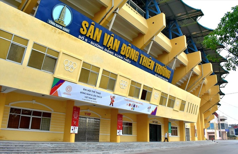 Sân vận động Thiên Trường đã được đầu tư hơn 25 tỷ đồng để sửa chữa, nâng cấp các hạng mục phục vụ SEA Games 31. Ảnh: Trung Du.