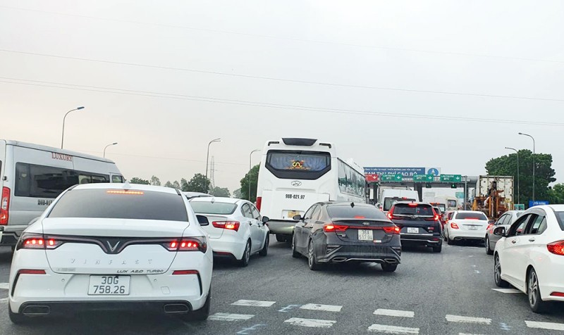 Ngày 30/4, từng đoàn xe nối dài trước trạm thu phí Cao Bồ trên cao tốc Hà Nội - Ninh Bình. Ảnh: Đặng Nhật.