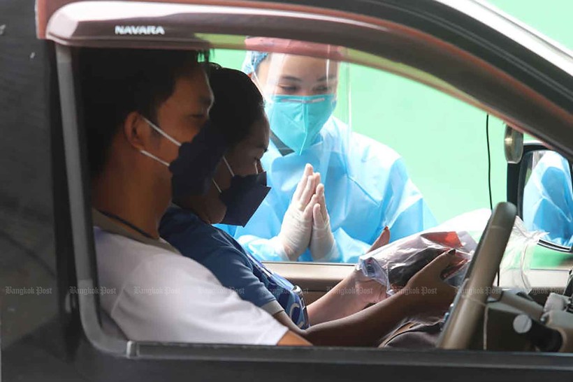 Những người bị nhiễm Covid-19 với các triệu chứng nhẹ lái xe đến và nhận thuốc điều trị Covid-19 tại Pathum Thani, Thái Lan. Ảnh: Apichit Jinakul.
