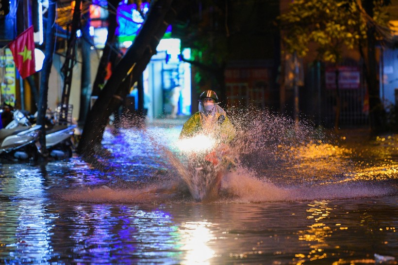 Cơn mưa lớn vào lúc tối ngày 1/6 khiến nhiều tuyến đường tại Hà Nội bị ngập úng nặng. Ảnh: Thế Đại.