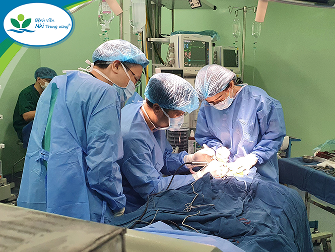Hình ảnh các bác sĩ đang phẫu thuật cấy ốc tai điện tử cho bệnh nhi (Ảnh bác sĩ cung cấp).
