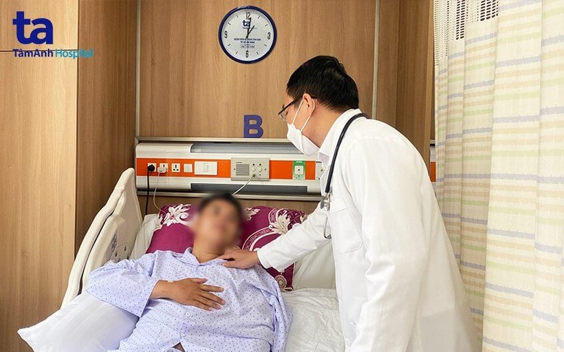 Bác sĩ Võ Trần Nguyên Duy ân cần hỏi han sức khỏe anh Tuấn. Ảnh: Bệnh viện đa khoa Tâm Anh Thành phố Hồ Chí Minh.