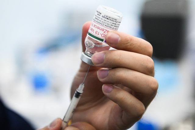 Các chuyên gia y tế khuyến cáo, trong bối cảnh chưa kết thúc đại dịch Covid-19, vắc xin vẫn được coi là “vũ khí chiến lược” chống dịch. Ảnh: VGP/Hiền Minh.
