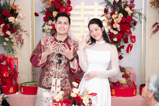 Karen Nguyễn khoe nhẫn cạnh chồng tại lễ vu quy. Ảnh: MXH.