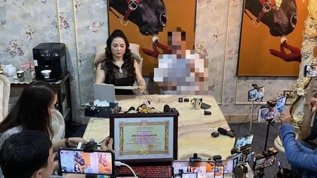 Bà Nguyễn Phương Hằng nhiều lần tổ chức livestream đưa thông tin sai sự thật. Mỗi lần lên sóng, bà Hằng đều có những người giúp sức tích cực. Ảnh chụp màn hình.