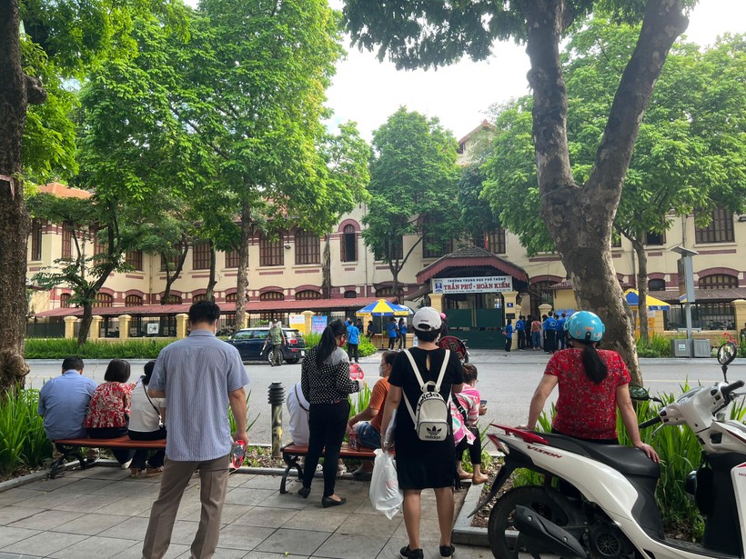 Phụ huynh chờ con trước cổng Trường THPT Trần Phú (Hoàn Kiếm, Hà Nội).