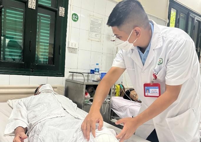 Các bác sĩ của Bệnh viện Hữu nghị Việt Đức đang tiến hành thăm khám lại cho bệnh nhân sau khi bị cắt cụt chân. Ảnh: BV.