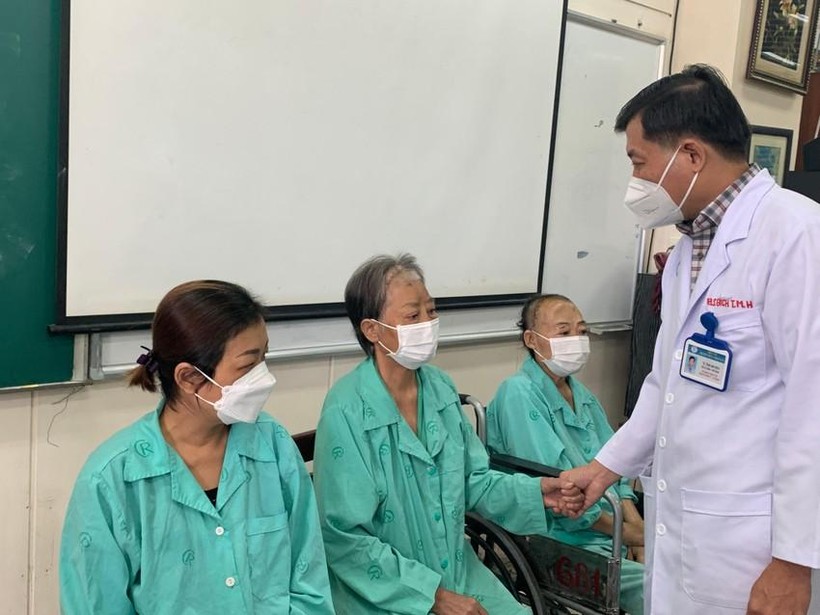 TS-BS Trần Anh Bích, phó Khoa Tai mũi họng BV Chợ Rẫy chúc mừng 3 bệnh nhân trước lúc xuất viện. Ảnh: Hoàng Lan.