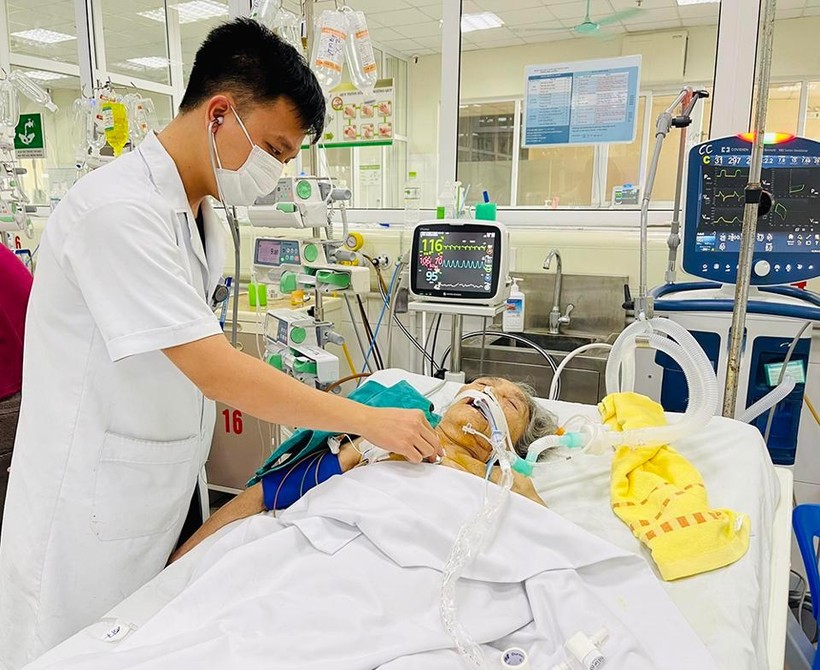 Bác sĩ Bệnh viện Bệnh Nhiệt đới Trung ương khám cho bệnh nhân mắc cúm A nặng ở Hà Nội. Ảnh: BV.
