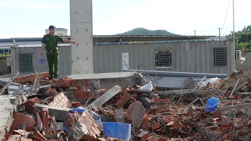 Hiện trường vụ sập tường công trình xây dựng tại KCN Nhơn Hòa. Ảnh: Hoàng Trọng.