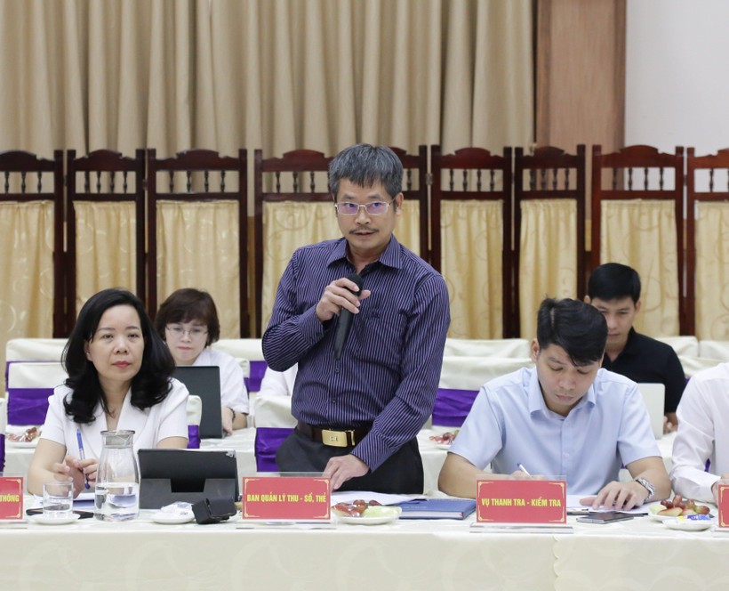Ông Đinh Duy Hùng, Phó trưởng ban Quản lý thu, sổ - thẻ (BHXH Việt Nam) phát biểu tại hội nghị cung cấp thông tin định kỳ về BHXH, BHYT, BHTN. 