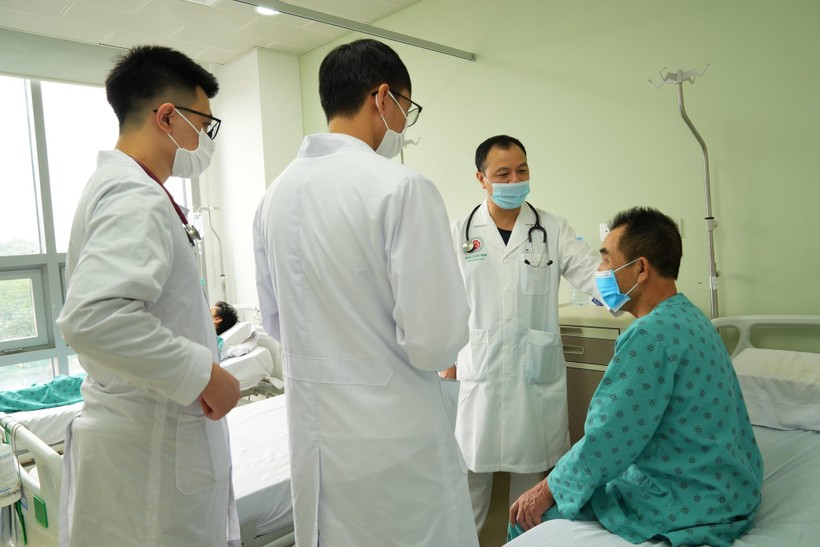 ThS BSCK2 Lê Duy Thành, Khoa Nội Tim mạch thăm, khám cho bệnh nhân H.V.M. Ảnh: Quốc Bảo.