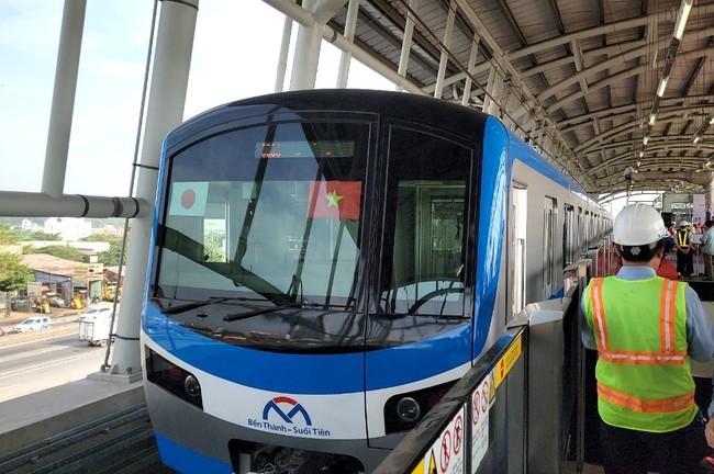Ban Quản lý Đường sắt đô thị tổ chức chạy thử nghiệm đoàn tàu metro số 1. Ảnh: H.T