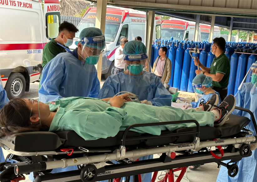 Diễn tập tiếp nhận bệnh nhân mắc Covid-19 trong tình trạng nặng tại Bệnh viện dã chiến số 13 (lúc 14g30 ngày 16/1). Ảnh: Sở Y tế. 