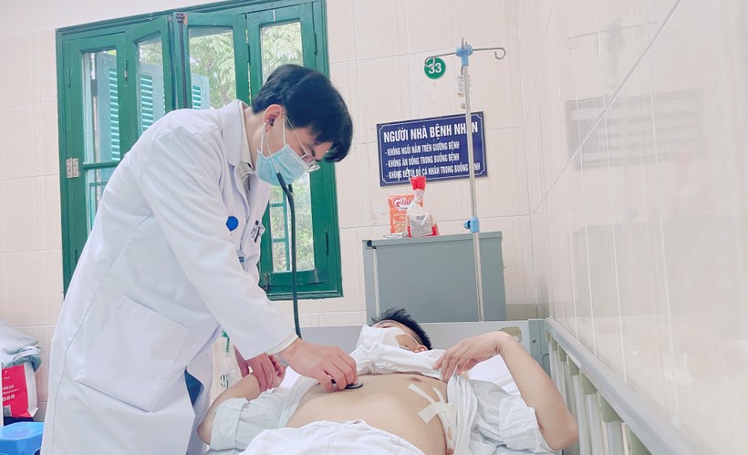 PGS.TS Phùng Duy Hồng Sơn đang thăm khám cho bệnh nhân. Ảnh: BV.