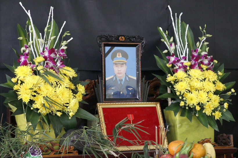Lễ tang Thiếu tá Trần Ngọc Duy tại Yên Bái. Ảnh: Phạm Cường.