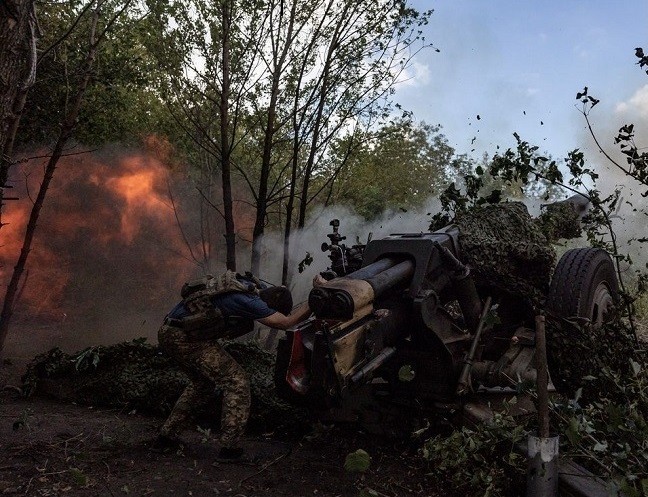 Binh sĩ Ukraine bắn pháo D-30 theo hướng Klishchiivka ở Donetsk, ngày 16/9/2023