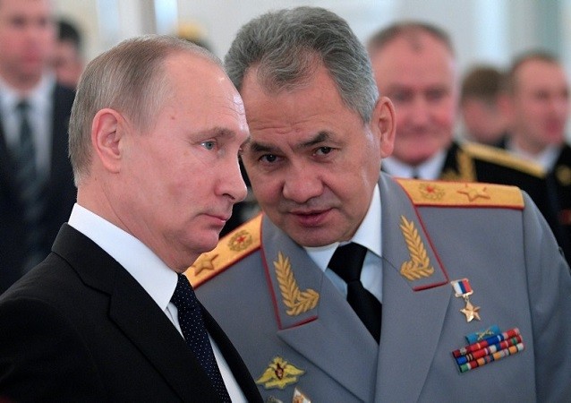 Tổng thống Nga Vladimir Putin (trái) và Bộ trưởng Quốc phòng Sergei Shoigu