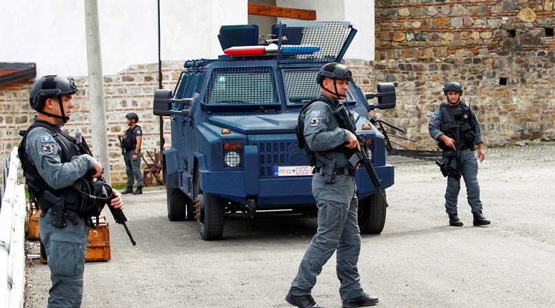 Các sĩ quan cảnh sát Kosovo tuần tra sau vụ nổ súng ở làng Banjska, ngày 27/9/2023