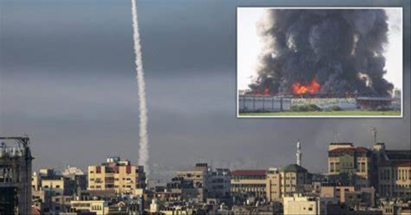 Khói đen bốc cao sau cuộc tấn công tên lửa của Hamas nhằm vào Israel sáng ngày 7/10/2023