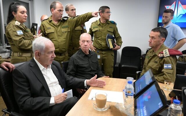 Thủ tướng Benjamin Netanyahu (trái) gặp Bộ trưởng Quốc phòng Yoav Gallant và các chỉ huy quân sự tại trụ sở IDF ở Tel Aviv để đánh giá an ninh, ngày 8/10/2023.