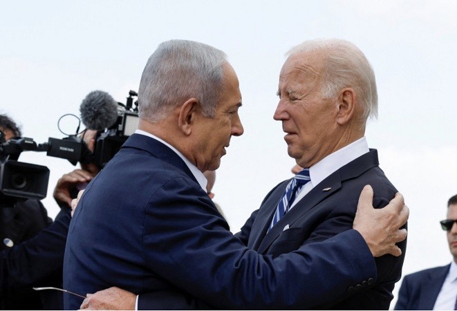 Thủ tướng Israel Benjamin Netanyahu (trái) chào đónTổng thống Mỹ Joe Biden, ngày 18/10/2023
