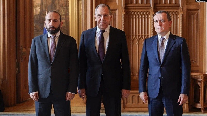Ngoại trưởng Armenia Ararat Mirzoian (trái), người đồng cấp Azerbaijan Jeyhun Bayramov (phải) và Ngoại trưởng Nga Sergei Lavrov