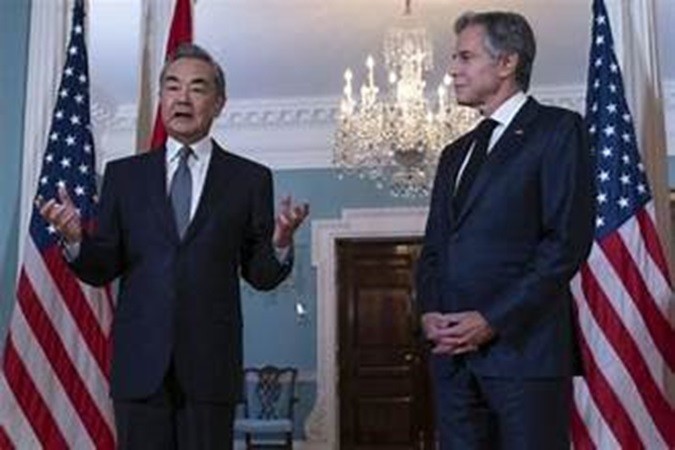 Ngoại trưởng Mỹ Antony Blinken (phải) gặp Ngoại trưởng Trung Quốc Vương Nghị tại Bộ Ngoại giao Mỹ ở Washington, ngày 27/10/2023