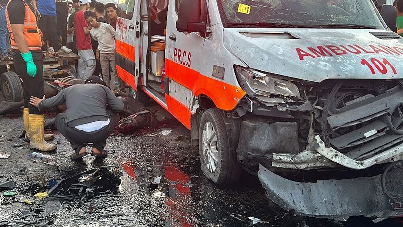 Xe cứu thương bị hư hại bên ngoài bệnh viện Al Shifa ở thành phố Gaza hôm 3/11/2023