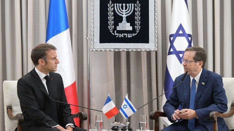 Tổng thống Pháp Emmanuel Macron (trái) gặp Tổng thống Israel Isaac Herzog tại Jerusalem, ngày 24/10/ 2023.