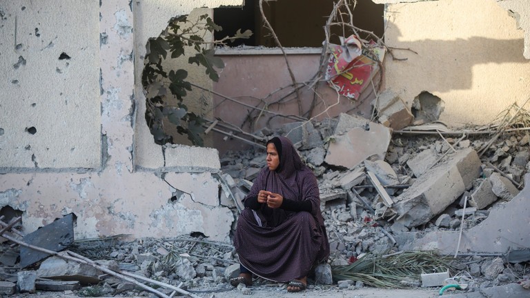 Một người dân Palestine ngồi trước ngôi nhà của họ bị phá hủy trong các cuộc không kích của Israel ở phía nam Dải Gaza ngày 17/10/2023 