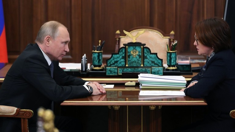 Tổng thống Nga Vladimir Putin (trái) và Thống đốc Ngân hàng Trung ương Nga Elvira Nabiullina
