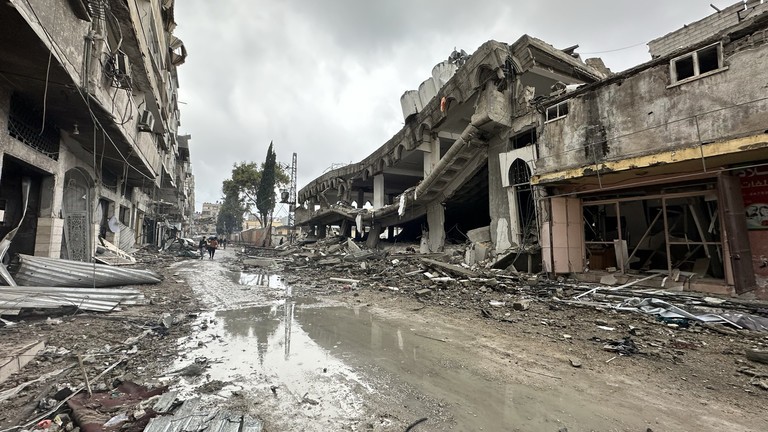 Quang cảnh các tòa nhà bị phá hủy sau các cuộc tấn công của Israel ở thành phố Gaza, ngày 13/12/2023