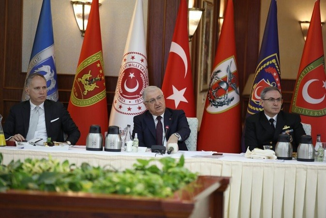 Bộ trưởng Quốc phòng Thổ Nhĩ Kỳ Yasar Guler (giữa) trả lời câu hỏi của các nhà báo tại Ankara.