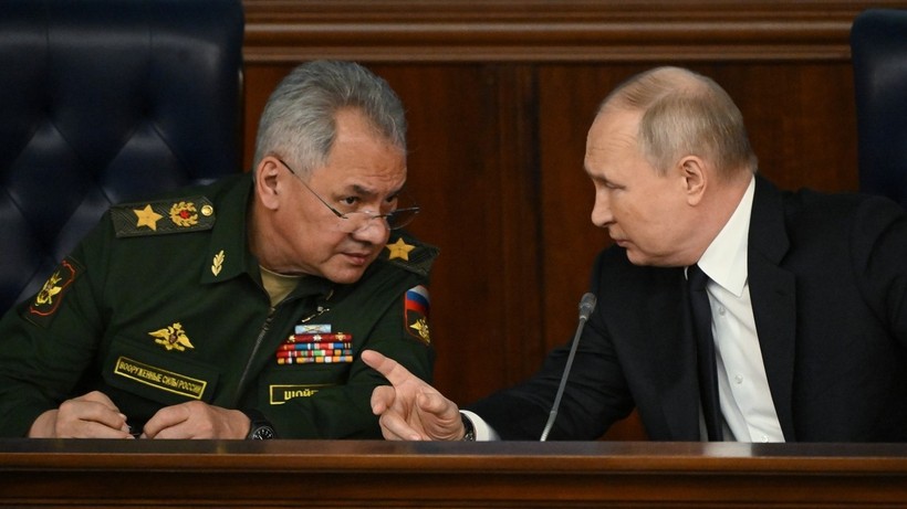 Bộ trưởng Quốc phòng Nga Sergei Shoigu (trái) và Tổng thống Vladimir Putin tại cuộc họp của Bộ Quốc phòng, ngày 19/12/2023