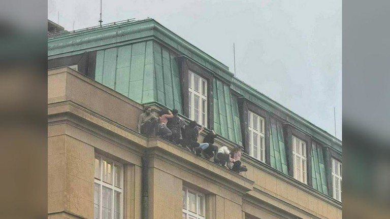 Các sinh viên cố gắng trốn tránh một tay súng đang tấn công tại Đại học Charles ở Praha, Cộng hòa Czech, ngày 21/12/2023