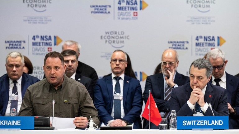 Chánh văn phòng Tổng thống Ukraine Andrey Yermak (trái) và Ủy viên Hội đồng Liên bang Thụy Sĩ Ignazio Cassis tham dự cuộc họp về “công thức hòa bình” cho Ukraine, tại Davos, ngày 14/1/2024