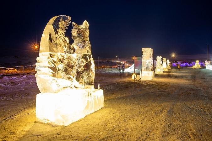 Tại lễ hội, 52 tác phẩm điêu khắc bằng băng được chạm khắc dưới hình dạng những chú gấu Gobi đang có nguy cơ tuyệt chủng của nước Mông Cổ.