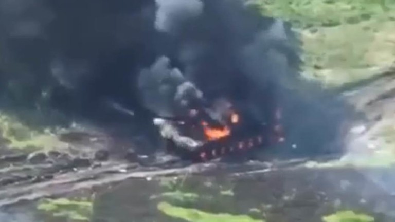 Xe tăng Ukraine bốc cháy trong một cuộc tấn công của Nga