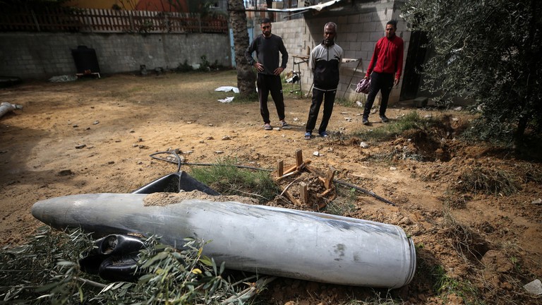 Người Palestine để mắt đến một quả bom chưa nổ do Israel thả xuống Deir al-Balah, trung tâm Gaza