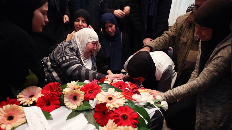 Người thân của Tawfiq Ajaq, 17 tuổi, người Palestine, than khóc trong lễ tang của cậu ở Ramallah, Bờ Tây, ngày 20/1/2024.