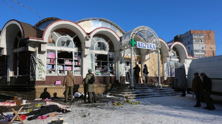 Một thường dân thiệt mạng trên đường phố Donetsk sau trận pháo kích của quân đội Ukraine vào ngày 21/1/2024.